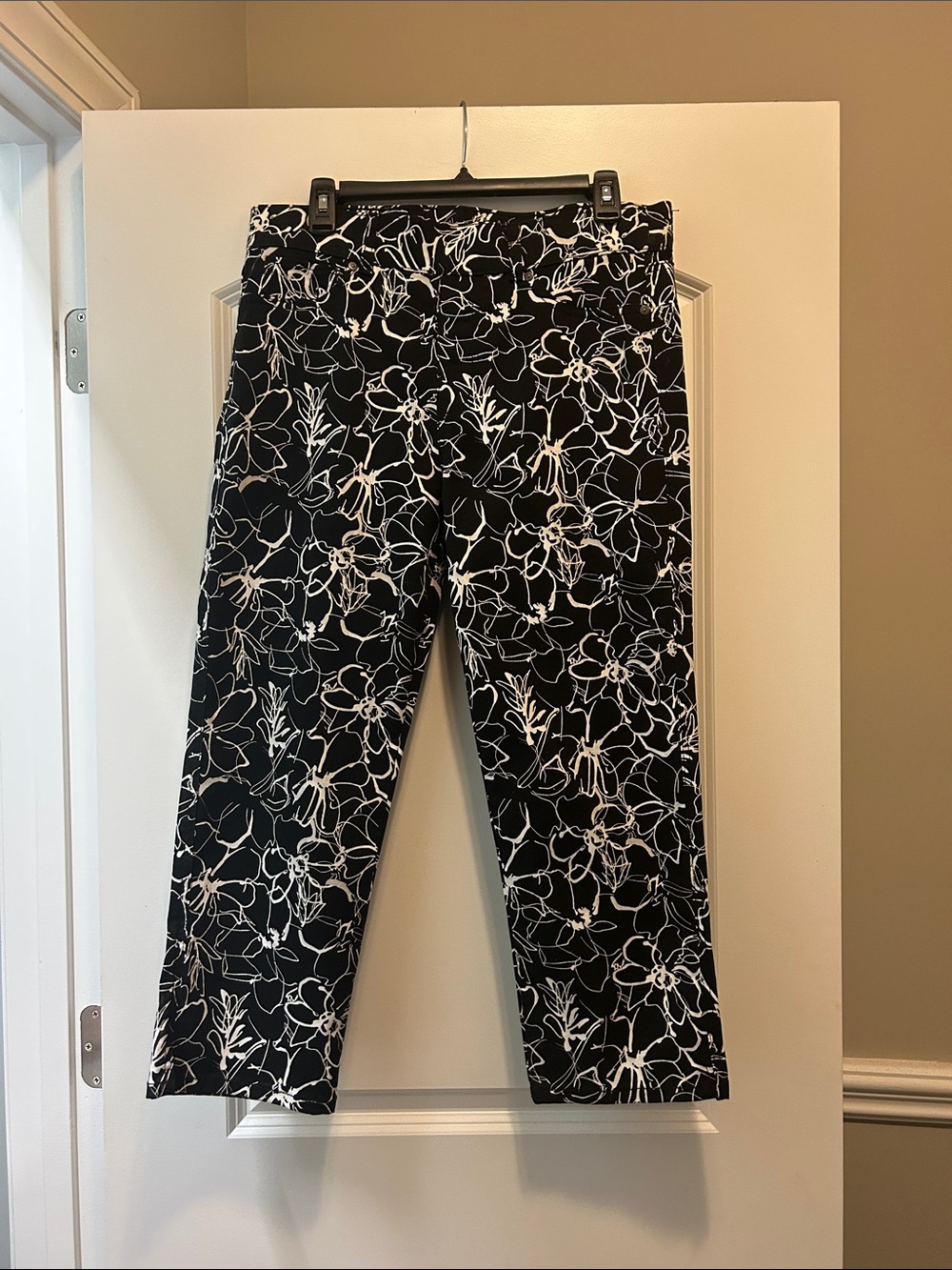 Gloria Vanderbilt Black & White Floral Capri Pants